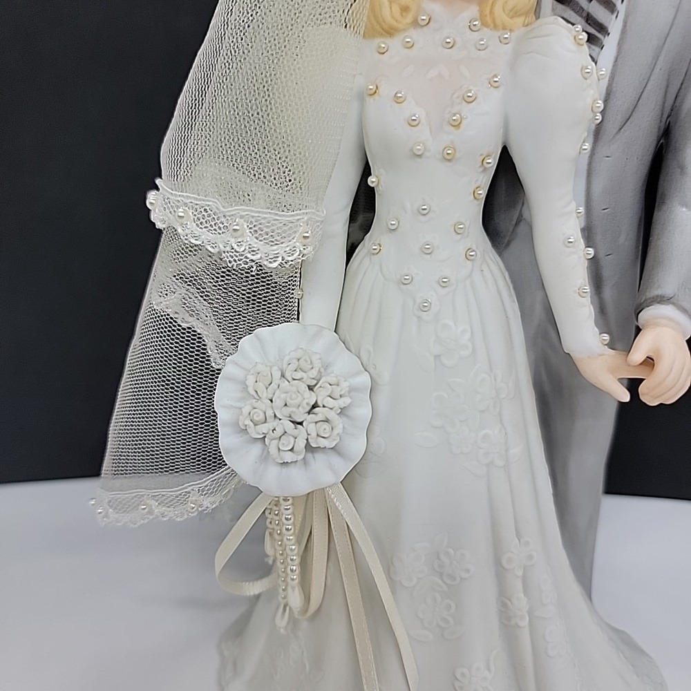 Vintage EHW 1987 Porcelain Bride And Groom Figurine Music Box Wedding March - Picture 3 of 10